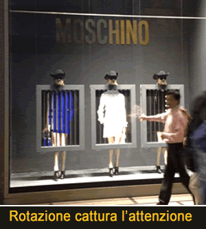 movimento in vetrina Moschino, con i  Prismatici rotanti